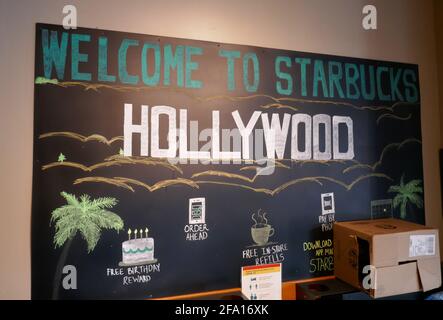 Hollywood, California, USA 17 aprile 2021 UNA visione generale dell'atmosfera di Starbucks Hollywood Walk of Fame il 17 aprile 2021 a Hollywood, California, USA. Foto di Barry King/Alamy Stock foto Foto Stock