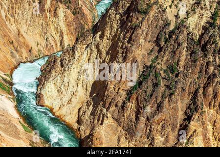 Il turchese fiume Yellowstone attraversa il Grand Canyon di Yellowstone con colori giallo e rosso, il parco nazionale di Yellowstone, il Wyoming, la United sta Foto Stock