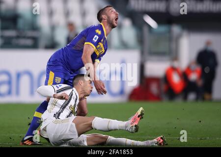 Torino, Italia, 21 aprile 2021. Mattia Bani di Parma Calcio si scontra con Cristiano Ronaldo della Juventus durante la serie A allo stadio Allianz di Torino. Il credito immagine dovrebbe essere: Jonathan Moscrop / Sportimage Credit: Sportimage/Alamy Live News Foto Stock