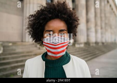 Ritratto di donna afro-business all'aperto sulla strada. Foto Stock