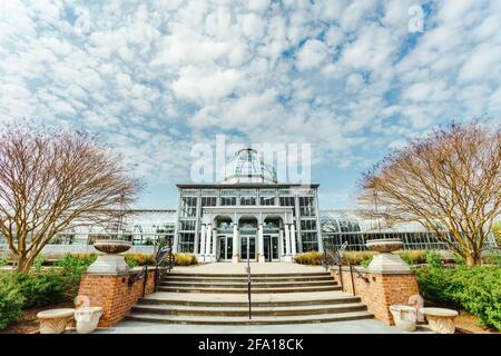 Entrata frontale della serra di vetro presso il Giardino Botanico di Lewis Ginter in una soleggiata giornata primaverile a Richmond, Virginia Foto Stock