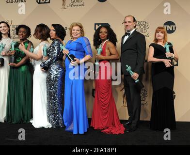 Il cast di Orange è il New Black nella sala stampa durante il 22° Annual Screen Actors Guild Awards, tenutosi al Shrine Auditorium di Los Angeles, California, domenica 30 gennaio 2016. Foto di Jennifer Graylock-Graylock.com 917-519-7666 Foto Stock