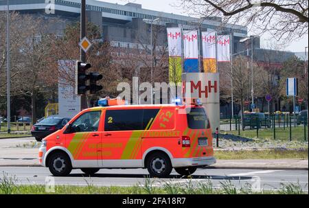 Hannover, Germania. 20 Apr 2021. Un medico di emergenza passa alla Scuola Medica di Hannover (MHH). La MHH sarà ricostruita a tappe nei prossimi anni ad un costo di un miliardo di euro. L'ospedale universitario e il Ministero della Scienza della bassa Sassonia forniranno informazioni sul progetto di costruzione principale il 22 aprile. Credit: Julian Stratenschulte/dpa/Alamy Live News Foto Stock