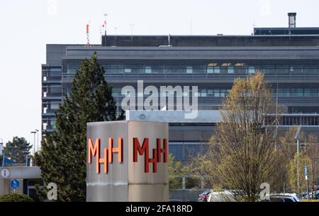 Hannover, Germania. 20 Apr 2021. Un cartello si trova all'ingresso principale della Scuola Medica di Hannover (MHH). La MHH sarà ricostruita a tappe nei prossimi anni ad un costo di un miliardo di euro. L'ospedale universitario e il Ministero della Scienza della bassa Sassonia forniranno informazioni sul progetto di costruzione principale il 22 aprile. Credit: Julian Stratenschulte/dpa/Alamy Live News Foto Stock