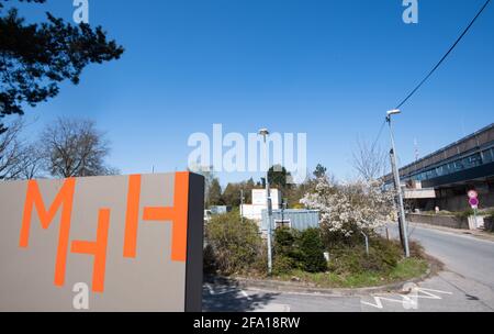 Hannover, Germania. 20 Apr 2021. Vista del sito dove verrà costruito il nuovo edificio della Scuola Medica di Hannover (MHH) nei prossimi anni. La MHH sarà ricostruita a tappe nei prossimi anni ad un costo di un miliardo di euro. Il 22 aprile l'ospedale universitario e il Ministero della Scienza della bassa Sassonia forniranno informazioni sul progetto di costruzione su larga scala. Credit: Julian Stratenschulte/dpa/Alamy Live News Foto Stock