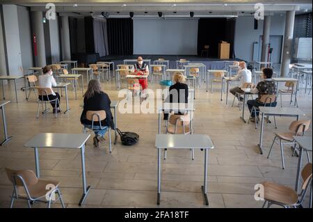 20 aprile 2021, Hessen, Groß-Gerau: Thorsten Bonifer, DRK Groß-Gerau, forma gli insegnanti in una scuola per l'attuazione e la supervisione dei test rapidi Corona. L'Unione dell'Istruzione e della Scienza dell'Assia interviene in una conferenza stampa del 22 aprile sul proseguimento del funzionamento delle scuole in condizioni pandemiche. Foto: Sebastian Gollnow/dpa Foto Stock