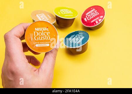 Tyumen, Russia-10 dicembre 2020: Capsule di caffè Nescafe Dolce gusto, primo piano. Su sfondo giallo Foto Stock