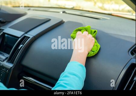 Mano con panno microfibra per pulizia interna e il volante auto moderna  Foto stock - Alamy