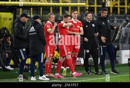 v. l. Co-Trainer Markus Hoffmann (1. FC Union Berlin), Trainer Urs Fischer (1. FC Union Berlin), Joel Pohjampalo (1. FC Union Berlin), Cedric Teuchert Foto Stock