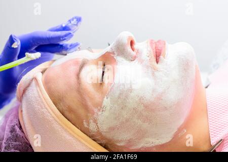 Crio-mask, una maschera per i pori di restringimento, che viene utilizzata come fase finale subito dopo la procedura di pulizia meccanica del viso. Novità Foto Stock