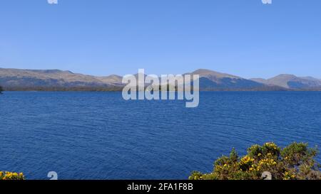 Loch Lomond in un giorno di Aprils Foto Stock