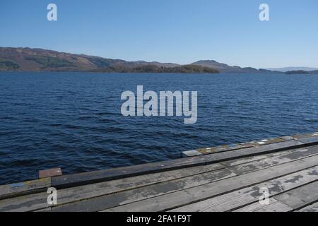 Vista sul lago Lomond da Luss Foto Stock