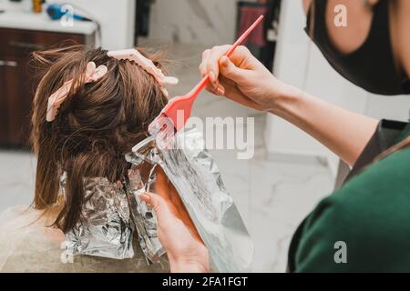 Inizio colorazione capelli, tecnica di colorazione balayag, decolorazione capelli per applicazione vernice. Novità Foto Stock