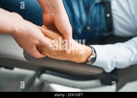 Terapista di bellezza professionista che effettua un massaggio delle mani Foto Stock