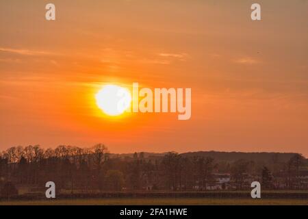 Tramonto su Wootten Wawen, Warwickshire, Regno Unito lunedì 19 aprile 2021. Durata di 1 ora dal ponte anteriore del nostro narrowboat. Foto Stock