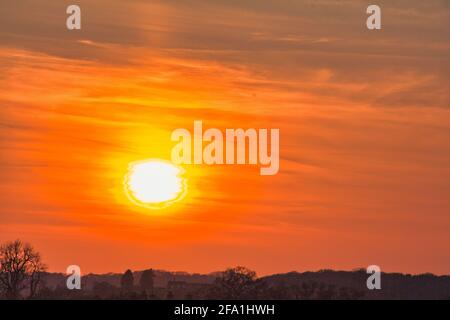 Tramonto su Wootten Wawen, Warwickshire, Regno Unito lunedì 19 aprile 2021. Durata di 1 ora dal ponte anteriore del nostro narrowboat. Foto Stock