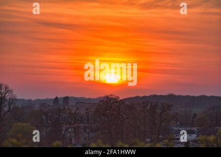 Tramonto su Wootten Wawen, Warwickshire, Regno Unito lunedì 19 aprile 2021. Durata di 1 ora dal ponte anteriore del nostro narrowboat. Foto Stock