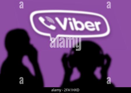 Tashkent, Uzbekistan - 4 marzo 2021: Silhouette di persone su più popolari multipiattaforma Voice over IP e Instant messaging app - Viber Foto Stock