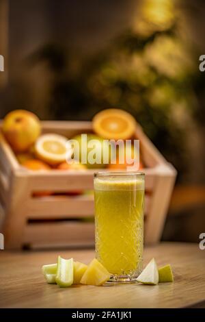 Rabarbaro sano, succo di ananas e mela su tavola di legno, sfondo offuscato Foto Stock