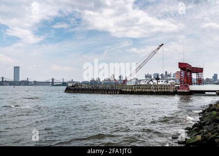 Terminal dei traghetti di Governors Island nel porto di New York City. Impianti industriali Foto Stock