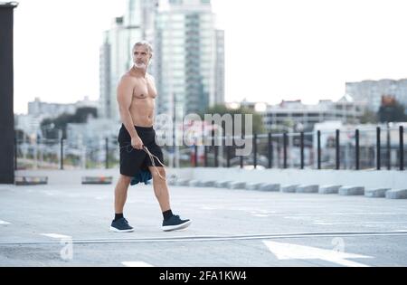 Sport. Stanco esausto atletico uomo di mezza età in Sportswear Walking dopo allenamento fitness e esercizio fisico. Foto Stock