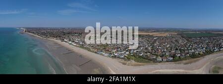 Vista panoramica aerea lungo l'ampia spiaggia di Middleton sul mare verso Bognor Regis nel Sussex occidentale, una destinazione popolare per i turisti. Foto Stock