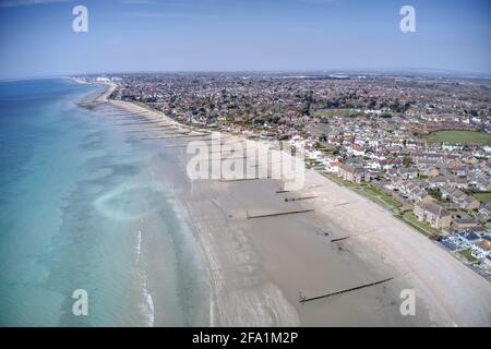 Vista aerea lungo la vasta spiaggia di Middleton sul mare verso Bognor Regis nel Sussex occidentale, una destinazione popolare per i turisti. Foto Stock