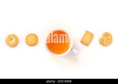 Biscotti danesi al burro, sparati dall'alto su uno sfondo bianco Foto Stock