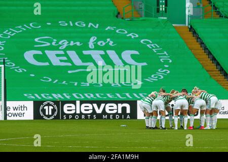 Glasgow. REGNO UNITO. 21 Apr 2021. Celtic FC nel Huddle davanti alla Scottish Building Society SWPL1 Fixture Celtic FC vs Rangers FC, Celtic Park, Glasgow. 21/04/2021 |Credit Colin Poultney/Alamy Live News Foto Stock