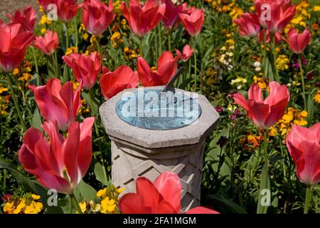 Sundial Ashridge House Gardens Hertfordshire progettato da Humphrey Repton Foto Stock