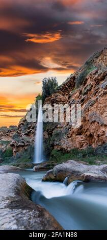 Lunga esposizione della cascata al tramonto Foto Stock