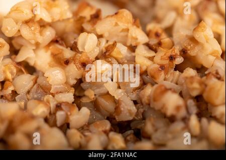 Porridge di grano saraceno bollito. Piatti tradizionali della cucina russa. Vista dall'alto della texture del grano saraceno. Foto Stock