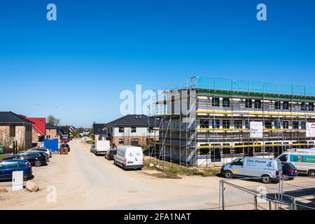 Neubaugebiet für Wohneigentum in einer gemischten Einfusien- und Mehrfamilienhaus variante Foto Stock