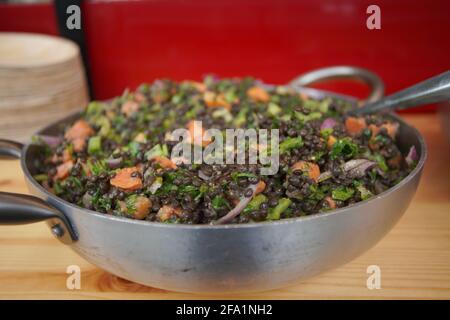 Lenticchie vegane stufato con carote Foto Stock