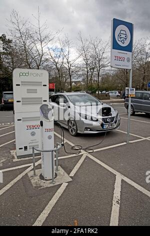 Auto Nissam Leaf al punto di ricarica elettrica gratuito Teso Stow-on-the-Wold Cotswolds Regno Unito Foto Stock