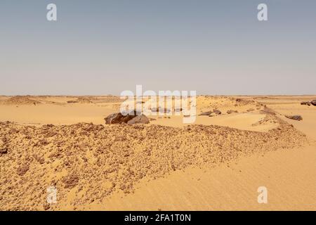 Sito originale nel deserto occidentale del 'Circolo del Calendario' Nabta Playa, deserto nubiano, Egitto Foto Stock