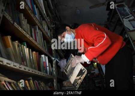 (210422) -- HEFEI, 22 aprile 2021 (Xinhua) -- Chen Guixia pulisce vecchi libri alla libreria Zengzhi di Hefei, provincia di Anhui, nella Cina orientale, 19 aprile 2021. Sin dalla sua apertura 21 anni fa, Zengzhi Bookshop, un non descritto rivenditore di libri di seconda mano nel centro di Hefei, è stato salutato come un punto di riferimento intellettuale tra i fan del libro locale. Il suo proprietario ritardato, Zhu Chuanguo, vantava una collezione di 20,000-strong libri usati, tutti che erano stati acquistati dai lettori ordinari e riciclando i Outlets.Under la visione di Zhu, i propri libri gettati-fuori possono risultare essere illuminanti a qualcun altro che quindi merita un lettore Foto Stock