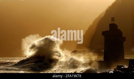 IMMAGINI: Le onde della marea di primavera si schiantano nella famosa torre renish a Lynmouth, che è stata distrutta dalla famosa inondazione nel 1952, Devon, Regno Unito Foto Stock