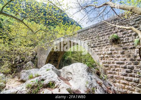 Vecchio ponte di pietra nella valle del salib di Wadi el, Kfardebian, Libano Foto Stock