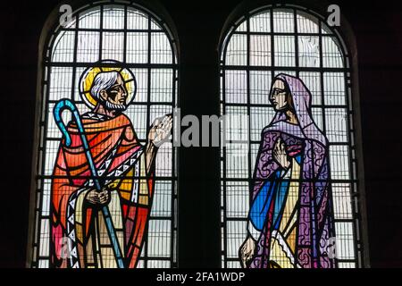 Vetrate raffiguranti una scena biblica nella chiesa parrocchiale anglicana di San Nicola, Burton, Wirral, Regno Unito Foto Stock