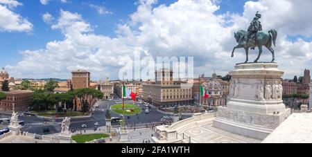 Piazza Venezia, vista dal Vittoriano (l'altare della Patria). Panorama di Roma. Bandiere italiane. Statua di Vittorio Emanuele II Foto Stock