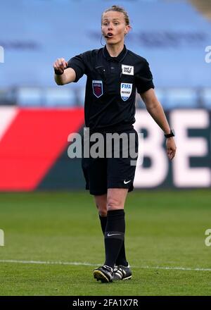 Manchester, Inghilterra, 21 aprile 2021. Arbitro Rebecca Welch durante la partita fa WomenÕs Super League all'Academy Stadium di Manchester. Il credito immagine dovrebbe essere: Andrew Yates / Sportimage Credit: Sportimage/Alamy Live News Foto Stock