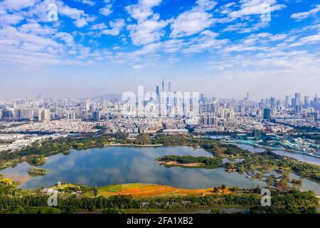 Pechino, Cina. 22 Apr 2021. La foto aerea del 24 febbraio 2020 mostra la zona umida di Haizhu e la Torre Cantone in lontananza a Guangzhou, provincia del Guangdong della Cina meridionale. PER ANDARE CON XINHUA TITOLI DEL 22 APRILE 2021 credito: Xie Huiqiang/Xinhua/Alamy Live News Foto Stock