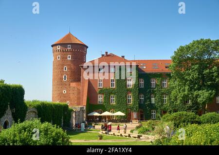 Il Castello di Wawel è una residenza del castello situata nel centro di Kraków, in Polonia Foto Stock