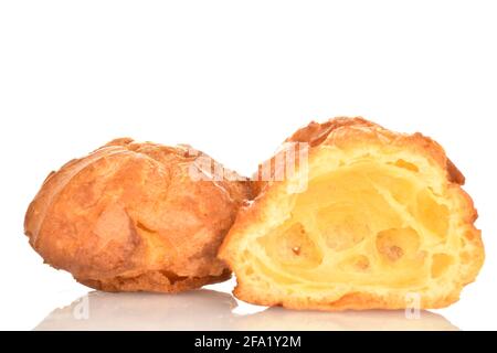 Una mezza e una chouquette intera dolce, primo piano, isolata su bianco. Foto Stock