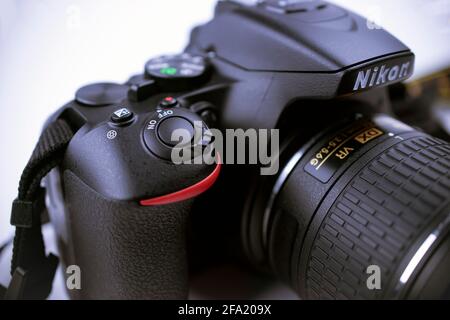Londra, Regno Unito - 30 gennaio 2021: Primo piano della fotocamera reflex digitale sul pulsante on / Off Foto Stock