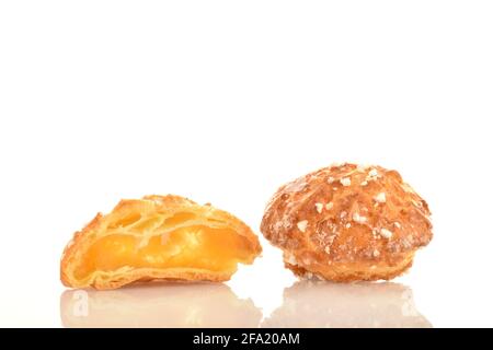 Una mezza e una chouquette intera dolce, primo piano, isolata su bianco. Foto Stock