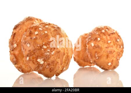 Diverse chouquettes fresche e profumate, su sfondo bianco. Foto Stock