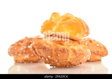 Diverse chouquettes fresche e profumate, su sfondo bianco. Foto Stock