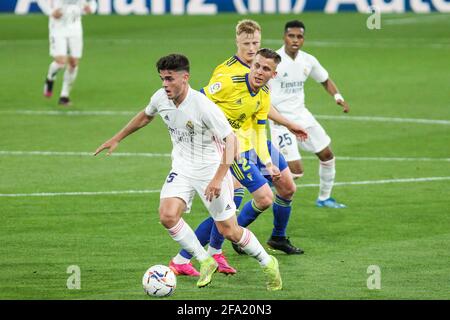 Ivan Alejo di Cadice CF e Miguel Gutierrez Ortega del Real Madrid durante la partita di calcio del campionato spagnolo la Liga tra Cadice CF e Real Madrid CF il 21 aprile 2021 allo stadio Ramon de Carranza di Cadice, Spagna - Foto Irina R Hipolito / Spagna DPPI / DPPI / LiveMedia Foto Stock